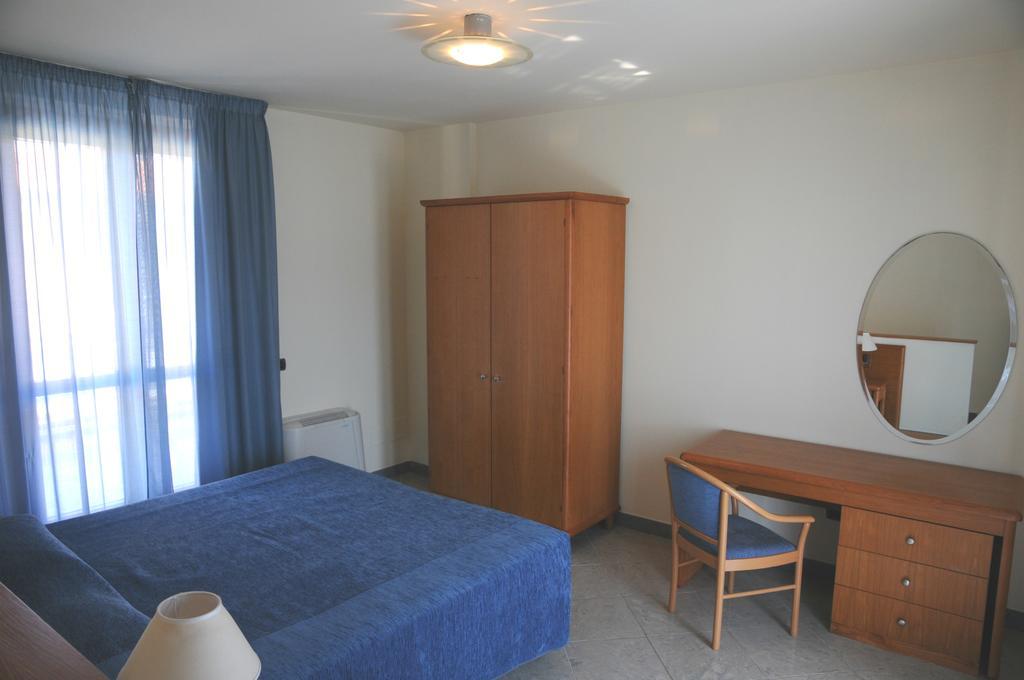 Continental Resort Тирения Стая снимка
