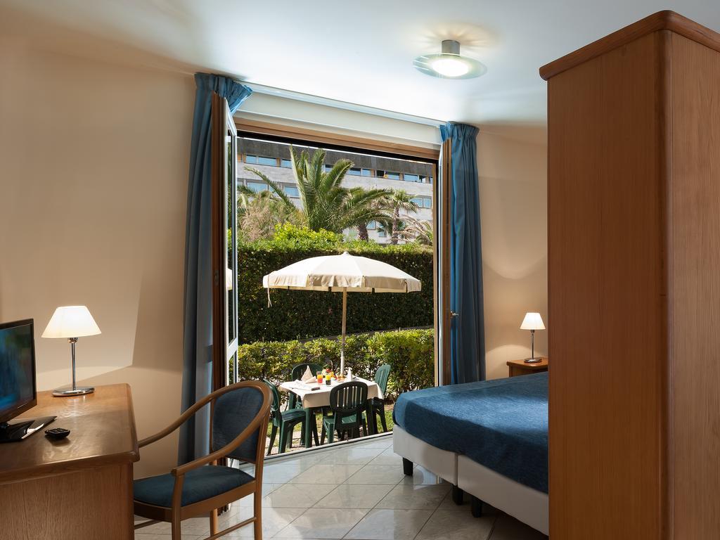 Continental Resort Тирения Стая снимка